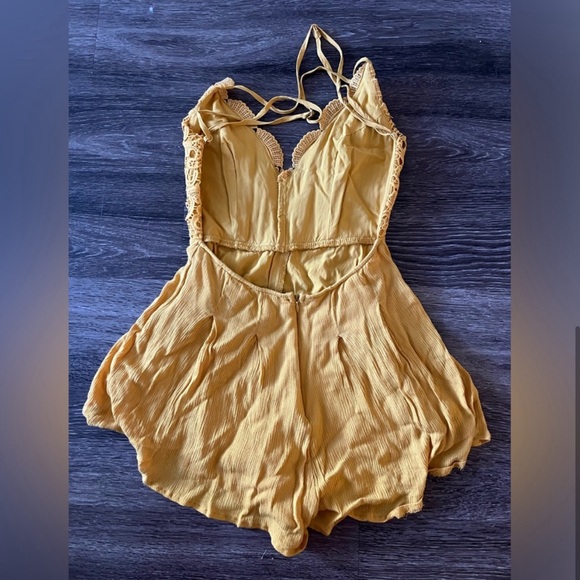 Lulu's Yellow Lace Romper - Picture 4 of 7